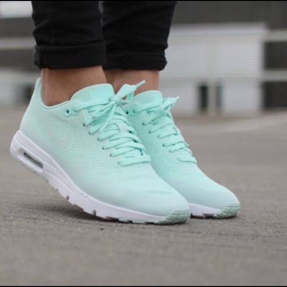 nike mint green sneakers